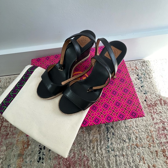 Tory Burch Marion quilted 85mm wedge - black - size 6.5- never been worn! - Picture 4 of 4